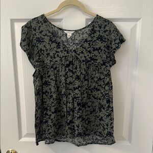 Caslon Black and Green Flutter Sleeve Blouse Med Excellent Condition